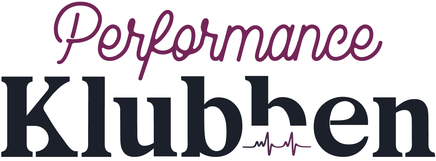 Performance Klubben logo med lilla skråskrift og mørkeblå seriffer. Træningscenter i Højbjerg, Aarhus.