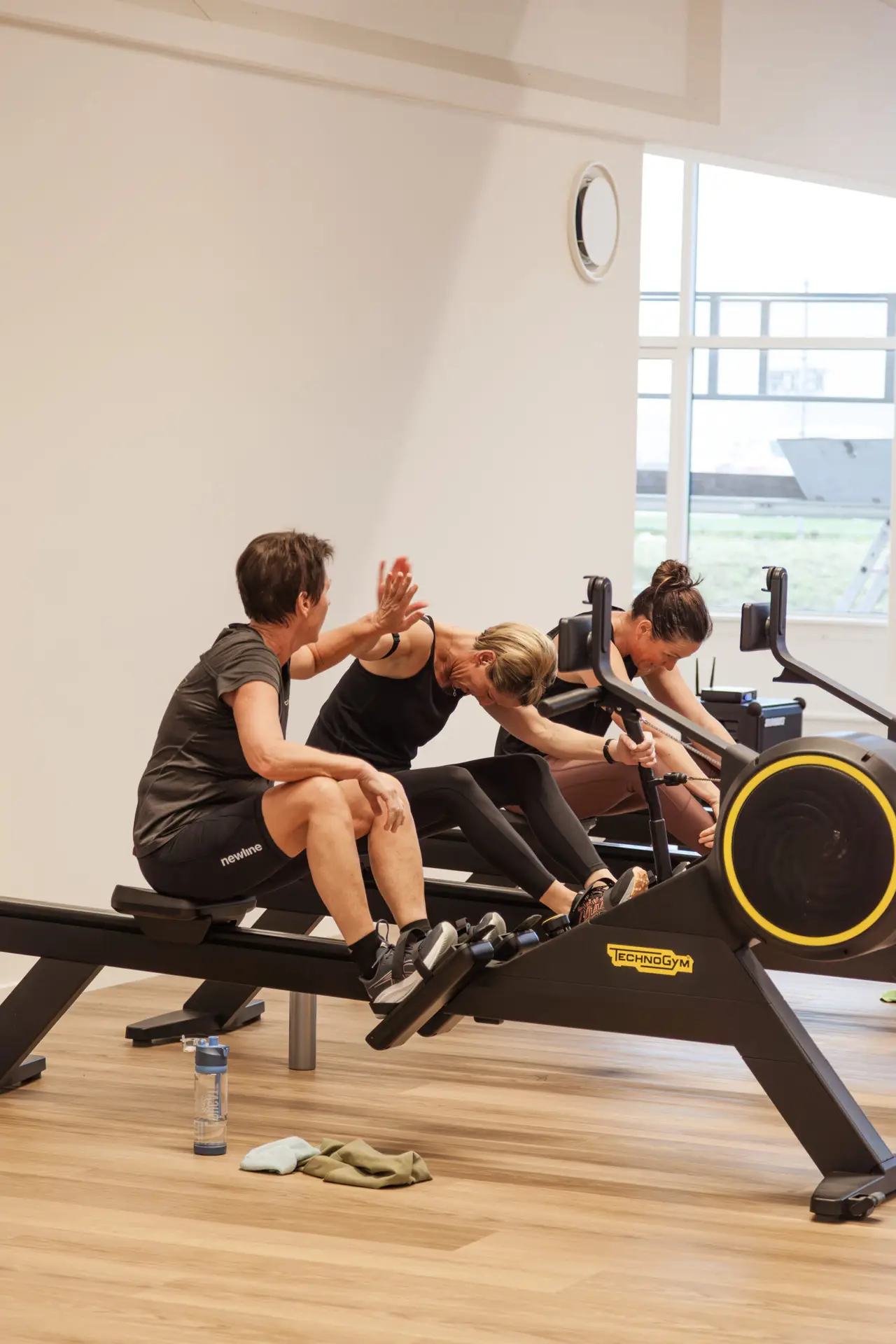 Holdtræning på Technogym romaskiner med fokus på puls og fællesskab hos Performance Klubben i Højbjerg.