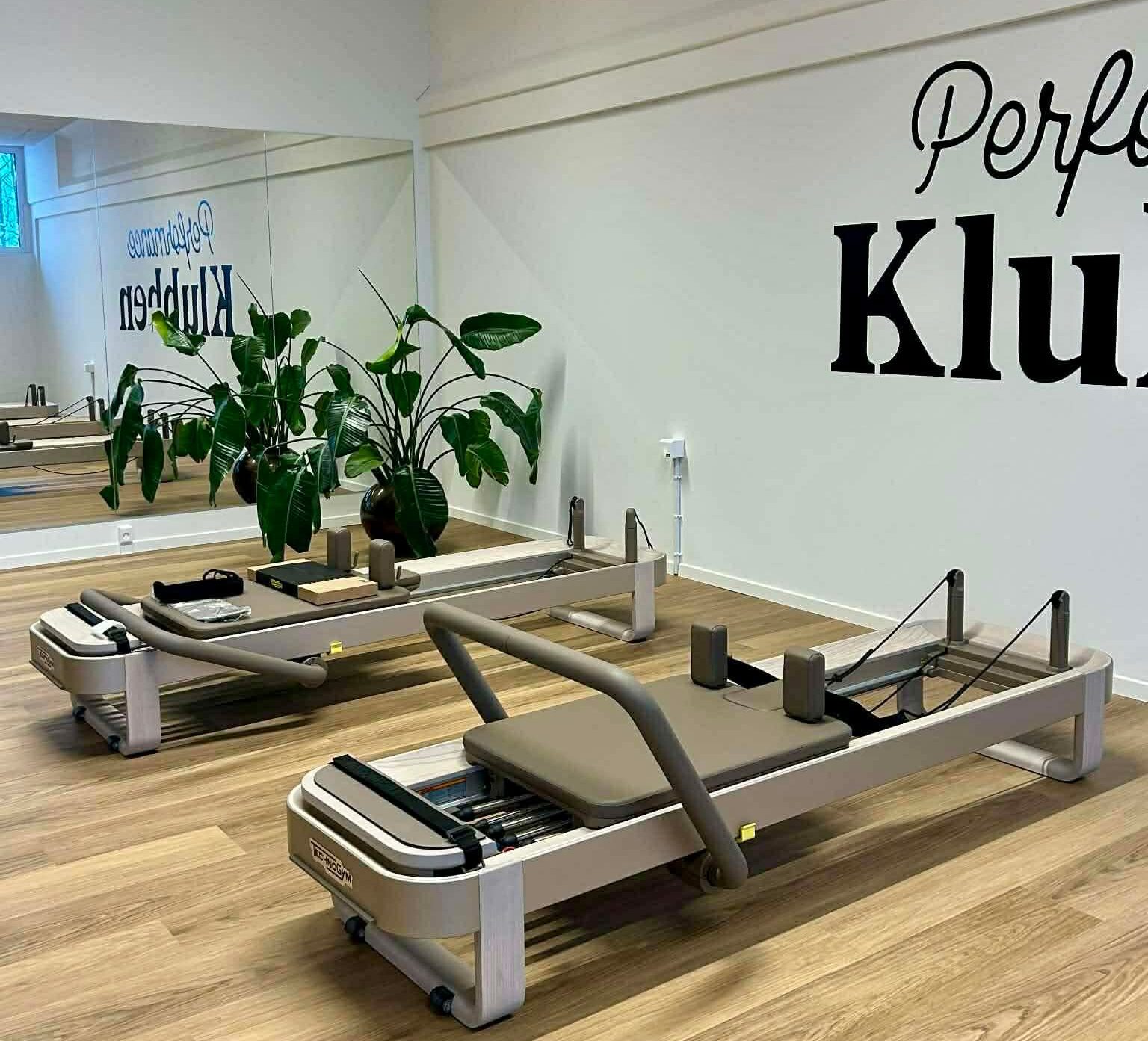 To Technogym reformer-maskiner i et lyst pilates-studie hos Performance Klubben i Højbjerg, Aarhus.