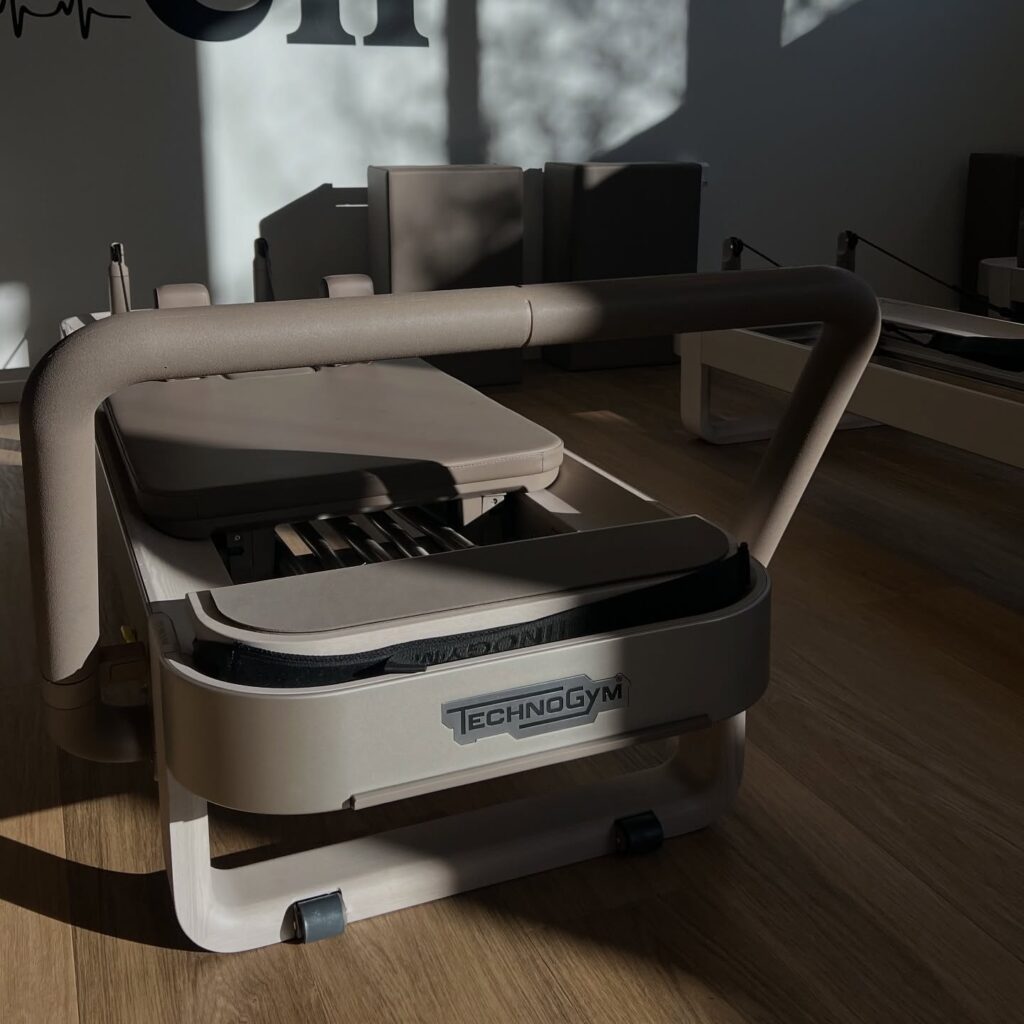 Technogym reformer-maskine i sollys i Reformer Pilates-studiet hos Performance Klubben, Højbjerg